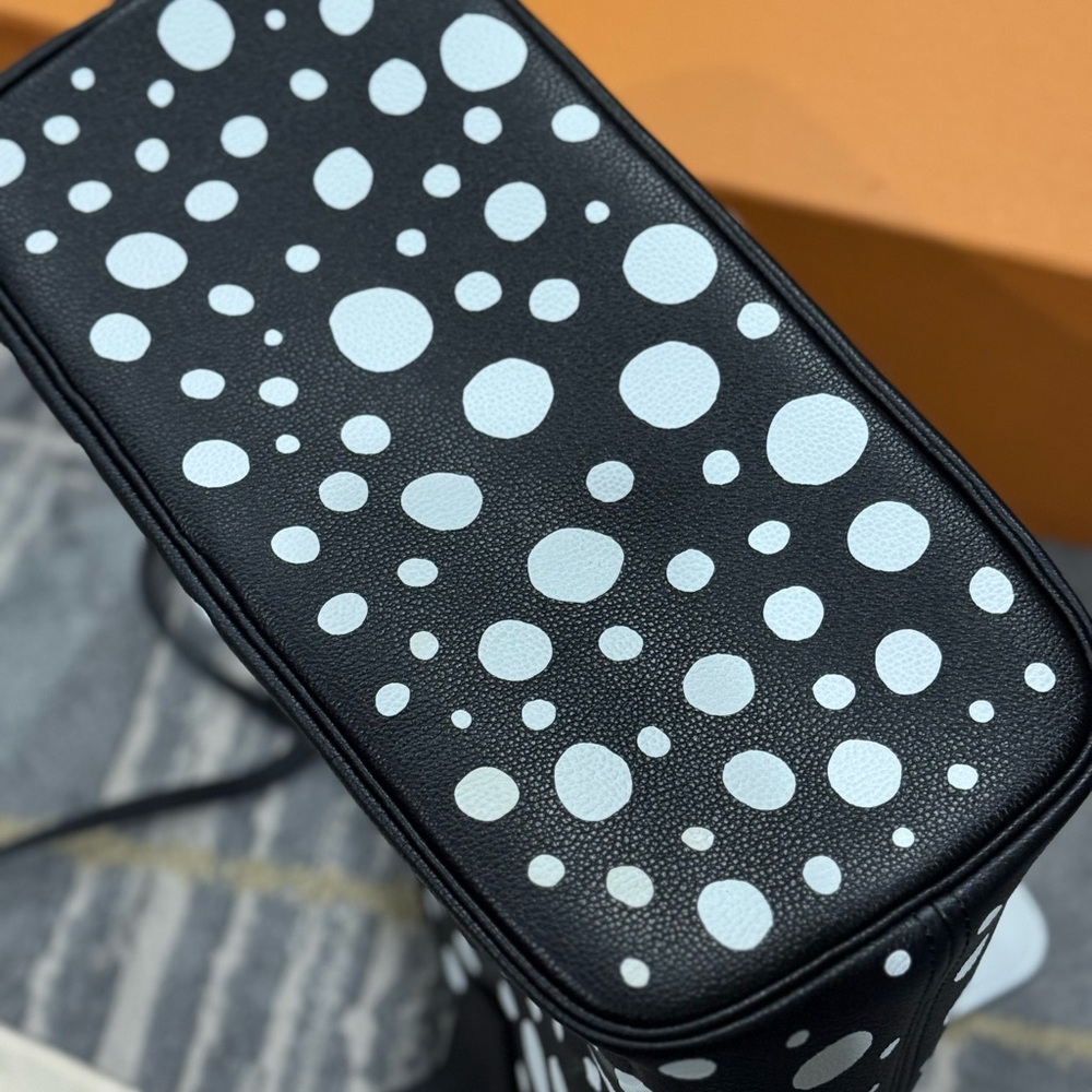 Louis Vuitton Black and White Tote Neverfull Limited Edition. Never Used. - Picture 7 of 10